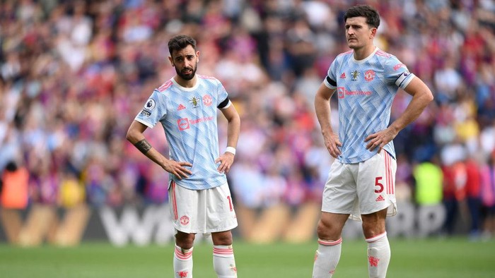LONDON, ENGLAND - MAY 22: Harry Maguire of Manchester United talks to Bruno Fernandes after the Premier League match between Crystal Palace and Manchester United at Selhurst Park on May 22, 2022 in London, England. (Photo by Manchester United/Manchester United via Getty Images)