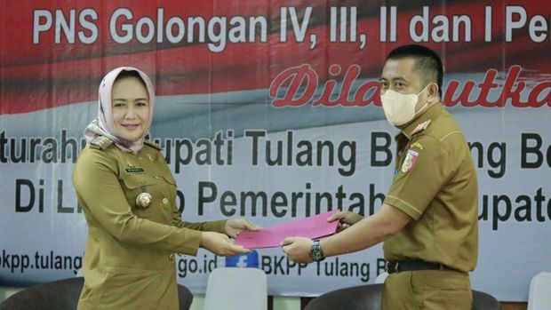 Bupati Tulang Bawang Serahkan SK PNS