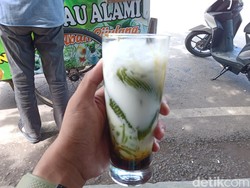 Seruput Es Cincau Alami Abah Cijulang, Segar Dingin di Perut