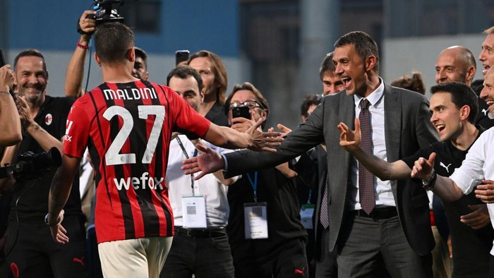 REGGIO NELLEMILIA, ITALY - MAY 22: Paolo Maldini, Technical Director of AC Milan (R) congratulates his son Daniel Maldini of AC Milan (L) after their side finished the season as Serie A champions during the Serie A match between US Sassuolo and AC Milan at Mapei Stadium - Citta del Tricolore on May 22, 2022 in Reggio nellEmilia, Italy. (Photo by Chris Ricco/Getty Images)