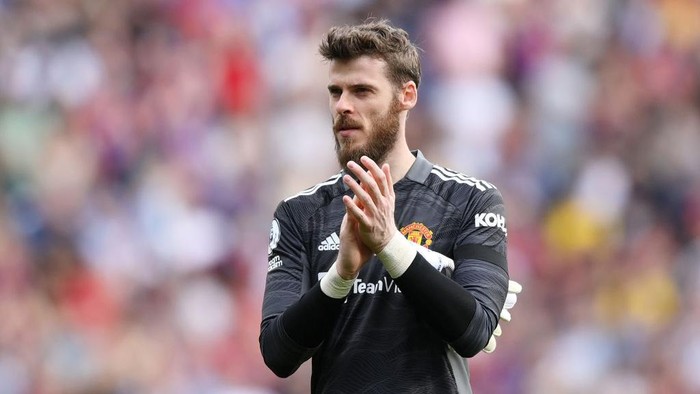LONDON, ENGLAND - MAY 22: David de Gea of Manchester United applauds the fans after the Premier League match between Crystal Palace and Manchester United at Selhurst Park on May 22, 2022 in London, England. (Photo by Manchester United/Manchester United via Getty Images)