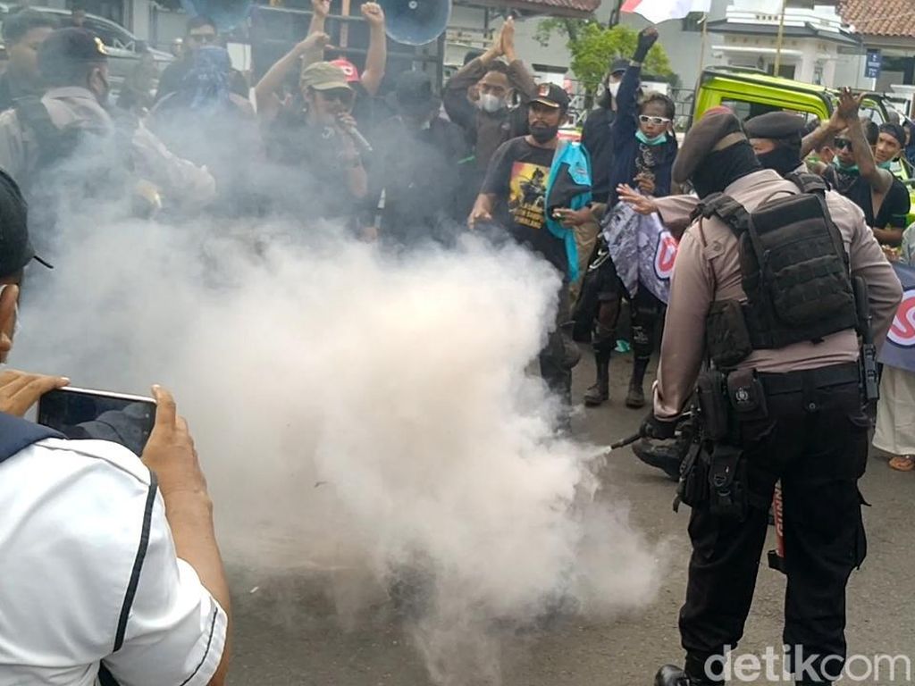 Sejumlah Anak Jalanan Pemalang Bakar Ban Bekas Protes Jalan Rusak Sejumlah Anak Jalanan Pemalang Bakar Ban Bekas Protes Jalan Rusak