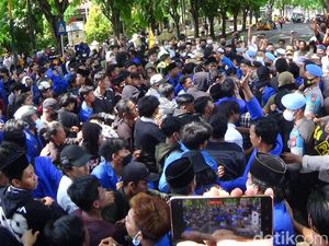 Unjuk Rasa PMII di Polres Sumenep Ricuh, Massa Saling Dorong dengan Polisi