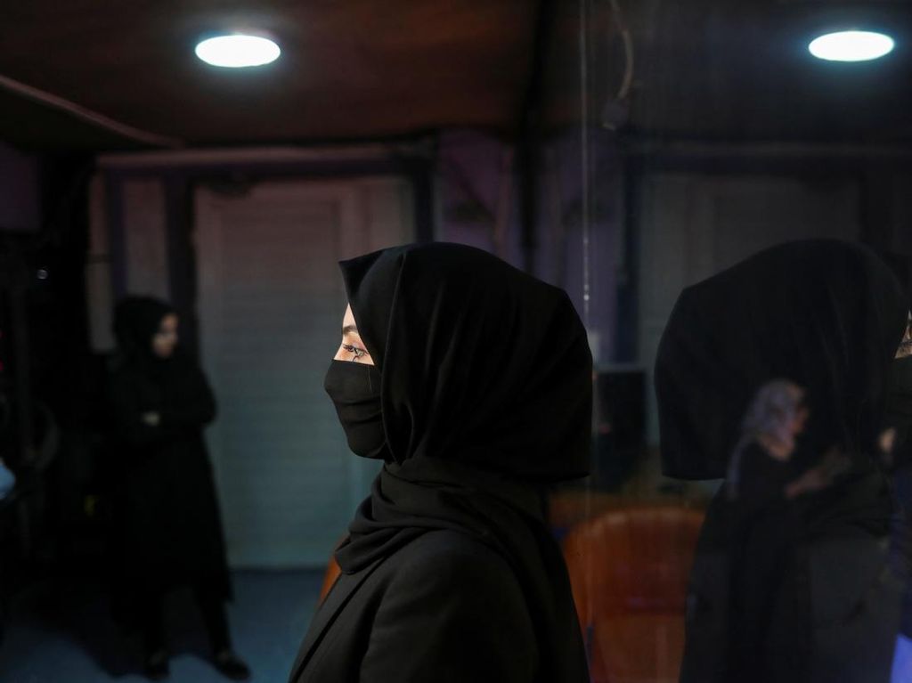 Hukum Bercadar untuk Wanita Islam Berdasarkan 4 Mazhab Hukum Bercadar untuk Wanita Islam Berdasarkan 4 Mazhab