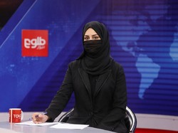 Ikuti Peraturan Taliban, Presenter TV Afghanistan Tampil Memakai Burka