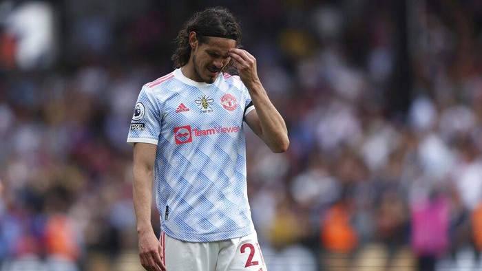 Manchester Uniteds Edinson Cavani reacts after their loss in the English Premier League soccer match against Crystal Palace at Selhurst Park stadium in London, Sunday, May 22, 2022. (AP Photo/Ian Walton)