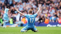 Bertanding di Etihad Stadium, Minggu (22/5/2022) malam WIB, Man City tertinggal 0-1 akibat gol dari Matty Cash. Man City semakin tertinggal dari Aston Villa di babak kedua setelah Philippe Coutinho menaklukkan Ederson Moraes. Situasi 0-2 ternyata tak bikin Man City down. Gol Ilklay Guendogan berhasil memperkecil ketertinggalan menjadi 1-2. Tak lama berselang Rodri membuat skor berubah menjadi 2-2. Momen penting hadir di menit ke-81. Guendogan melesakkan gol penentu kemenangan dan gelar juara, yang membuat Man City menuntaskan laga dengan kemenangan 3-2. (Photo by Matt McNulty - Manchester City/Manchester City FC via Getty Images).