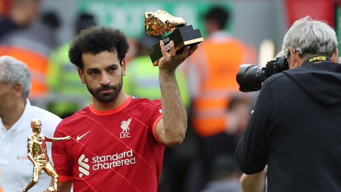 Soccer Football - Premier League - Liverpool v Wolverhampton Wanderers - Anfield, Liverpool, Britain - May 22, 2022 Liverpools Mohamed Salah holding the Premier League Playmaker and Golden Boot winner trophies after the match REUTERS/Phil Noble EDITORIAL USE ONLY. No use with unauthorized audio, video, data, fixture lists, club/league logos or live services. Online in-match use limited to 75 images, no video emulation. No use in betting, games or single club /league/player publications.  Please contact your account representative for further details.