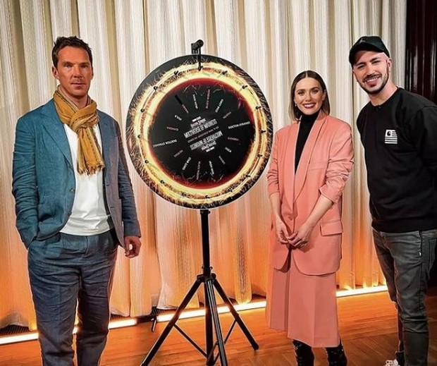 Kombinasi blazer dan kulot pendek berwarna peach