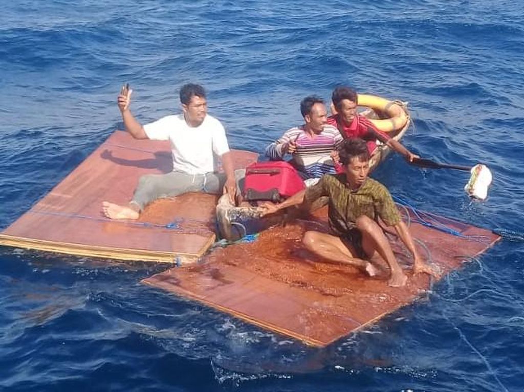 Kapal Motor Tenggelam di Sapudi, 4 Awak Mengapung 5 Jam di Atas Triplek