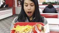 Gaya Cantik dan Elegan Maudy Ayunda Saat Ngopi dan Makan Burger