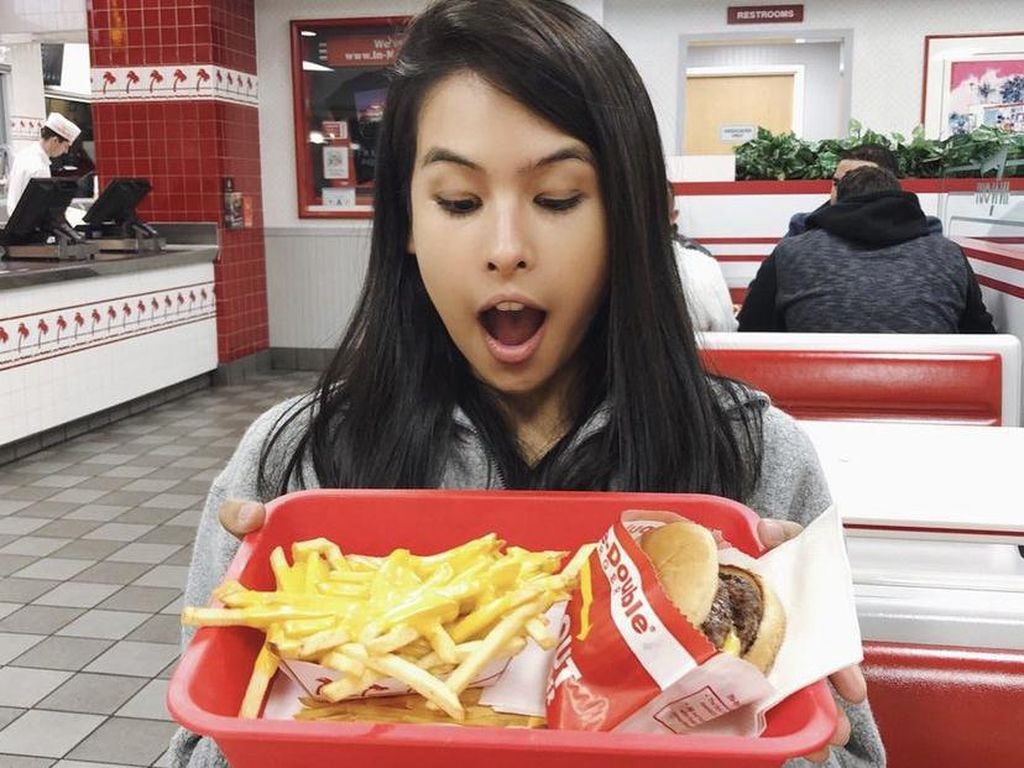 Gaya Cantik dan Elegan Maudy Ayunda Saat Ngopi dan Makan Burger Gaya Cantik dan Elegan Maudy Ayunda Saat Ngopi dan Makan Burger