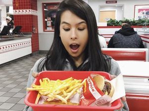 Gaya Cantik dan Elegan Maudy Ayunda Saat Ngopi dan Makan Burger Gaya Cantik dan Elegan Maudy Ayunda Saat Ngopi dan Makan Burger