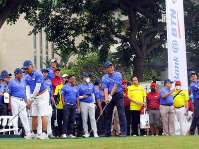 Gelar Turnamen Golf Sambil Nyumbang 7200 Pohon