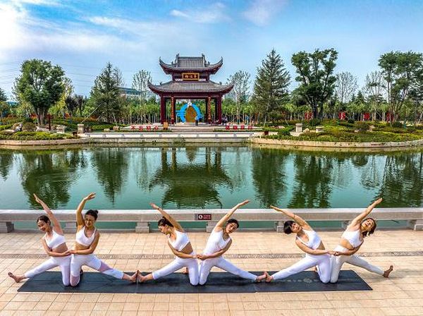 Begini Jadinya Saat Yoga Berpadu dengan Taman yang Indah