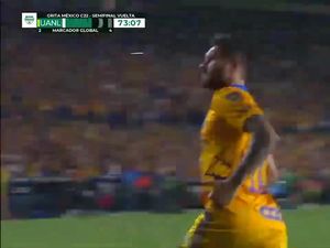 Video: Hat-trick Gokil Gignac, Tiga Gol dalam 20 Menit! Video: Hat-trick Gokil Gignac, Tiga Gol dalam 20 Menit!