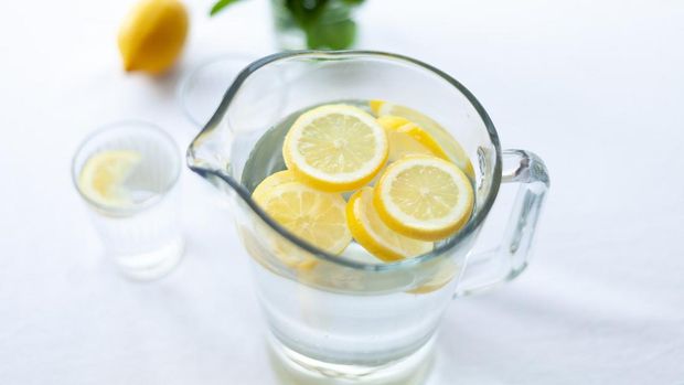 memulai hari dengan minum air lemon hangat dipagi hari dapat bantu kembalikan mood yang rusak
