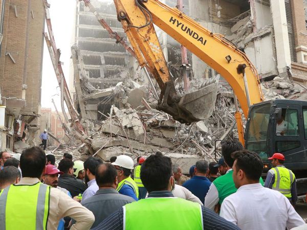 Lima Orang Tewas Usai Gedung 10 Lantai Ambruk di Iran