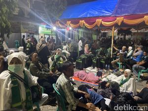 Jemaah Umrah Asal Blora Sempat Telantar Tunggu Bus ke Jakarta Jemaah Umrah Asal Blora Sempat Telantar Tunggu Bus ke Jakarta