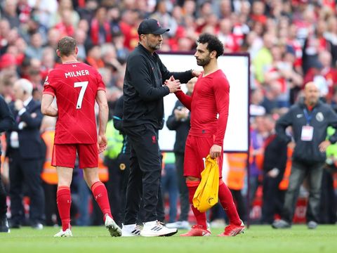 LIVERPOOL, ENGLAND - MAY 22: Jurgen Klopp, Manager of Liverpool interacts and Mohamed Salah of Liverpool look dejected as Manchester City finish the 2021/2022 season as champions following the Premier League match between Liverpool and Wolverhampton Wanderers at Anfield on May 22, 2022 in Liverpool, England. (Photo by Alex Livesey/Getty Images)