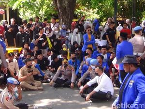 Massa PMII Demo Polres Sumenep, Kapolres Temui Pendemo Lalu Minta Maaf