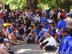 Massa PMII Demo Polres Sumenep, Kapolres Temui Pendemo Lalu Minta Maaf