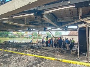 Imbas Kebakaran Bangunan Liar, Lalin di Jembatan Juwana Pati Masih Ditutup Imbas Kebakaran Bangunan Liar, Lalin di Jembatan Juwana Pati Masih Ditutup