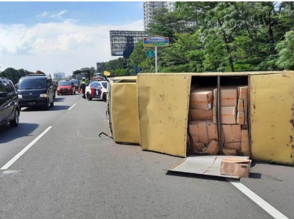Setir Mendadak Tak Bisa Gerak, Truk Boks Terguling di Tol Jagorawi Setir Mendadak Tak Bisa Gerak, Truk Boks Terguling di Tol Jagorawi
