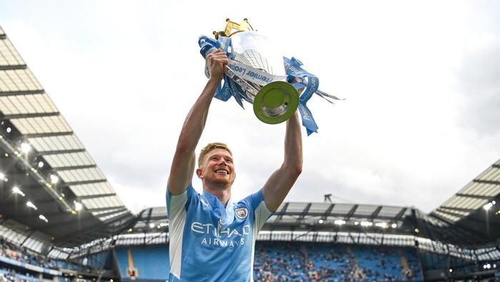 MANCHESTER, ENGLAND - MAY 22: Kevin De Bruyne of Manchester City celebrates with the Premier League trophy during the Premier League match between Manchester City and Aston Villa at Etihad Stadium on May 22, 2022 in Manchester, England. (Photo by Michael Regan/Getty Images)