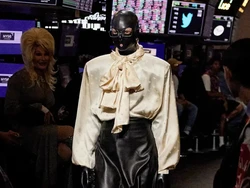 Show Balenciaga di Bursa Efek Viral, Modelnya Disebut Mirip Perampok