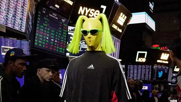 10 Koleksi Busana Balenciaga Spring 2023, Ditampilkan Model Bertopeng