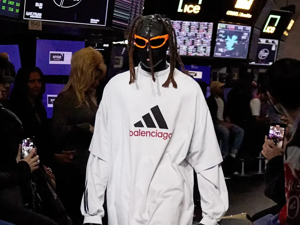 Bajak Bursa Efek NY, Balenciaga Rilis Koleksi Kolaborasi Bersama adidas Bajak Bursa Efek NY, Balenciaga Rilis Koleksi Kolaborasi Bersama adidas