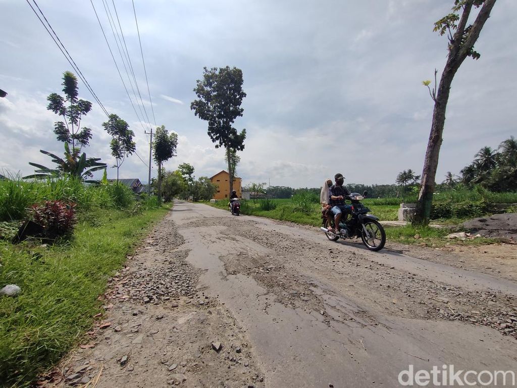 Jalur Dekat Kompleks Pemkab Kulon Progo Rusak, Warga: Banyak yang Kejeglong