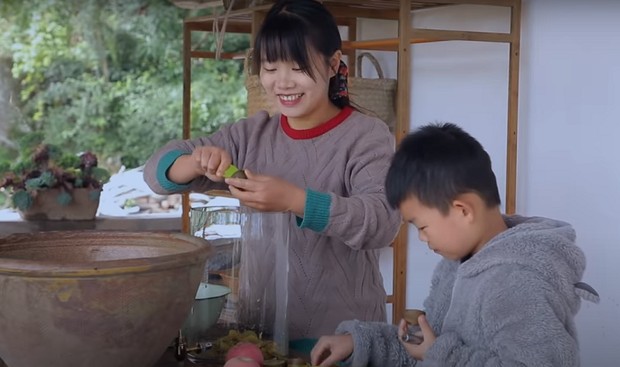 Konten pedesaan Ermi Chuiyan/ Foto: youtube.com/二米炊烟ErmiChuiyan Konten pedesaan Ermi Chuiyan/ Foto: youtube.com/二米炊烟ErmiChuiyan