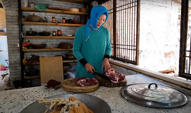 Konten pedesaan Laotai Arui/ Foto: youtube.com/老太阿蕊 Laotai Arui Konten pedesaan Laotai Arui/ Foto: youtube.com/老太阿蕊 Laotai Arui