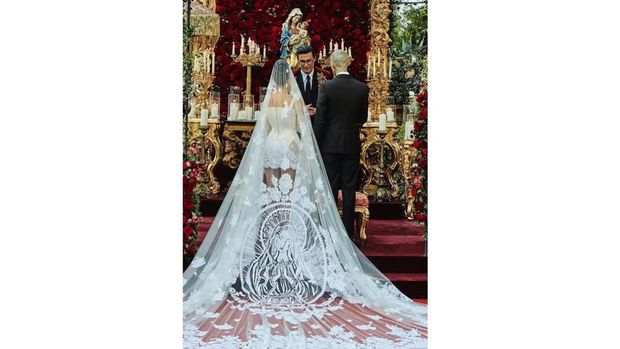 Kourtney Kardashian dan Travis Barker kembali menggelar seremoni pernikahan. Untuk selebrasi ketiga ini, mereka merayakan hari bahagia tersebut di sebuah vila mewah bernama L'Olivetta milik Dolce & Gabbana di Portofino, Italia, Minggu (22/5/2022).