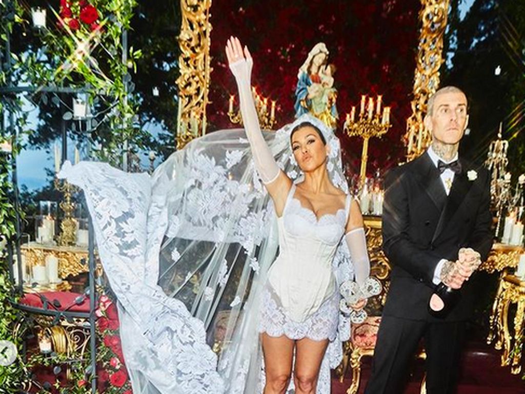 Kourtney Kardashian dan Travis Barker Menikah Lagi, Kali Ini di Italia