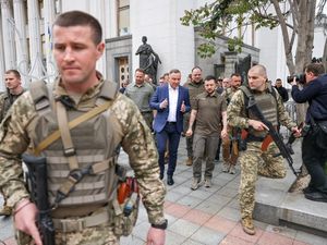Zelenskiy Kali Pertama Keluar Kiev, Beri Penghargaan Pasukan di Kharkiv Zelenskiy Kali Pertama Keluar Kiev, Beri Penghargaan Pasukan di Kharkiv