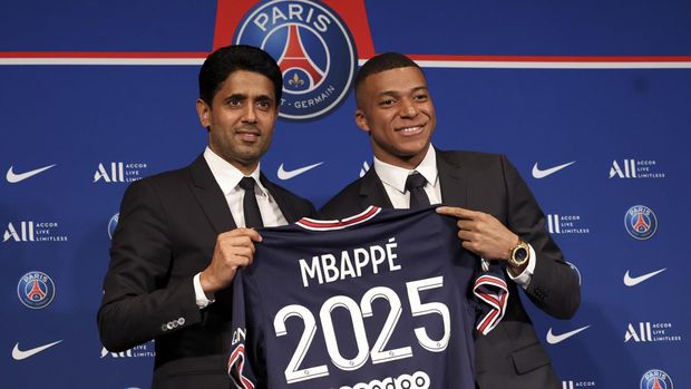 PARIS, FRANCE - MAY 23: President of PSG Nasser Al Khelaifi and Kylian Mbappe of PSG during a press conference about the new contract of Kylian Mbappe with Paris Saint-Germain at the auditorium of Parc des Princes stadium on May 23, 2022 in Paris, France. (Photo by John Berry/Getty Images)
