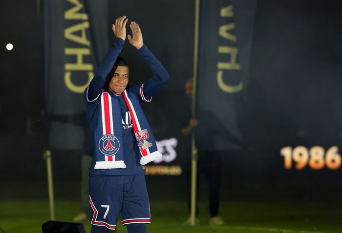 PARIS, FRANCE - MAY 21: Kylian Mbappe of PSG during the French Ligue 1 trophy presentation following the Ligue 1 Uber Eats match between Paris Saint-Germain (PSG) and FC Metz at Parc des Princes stadium on May 21, 2022 in Paris, France. (Photo by John Berry/Getty Images)