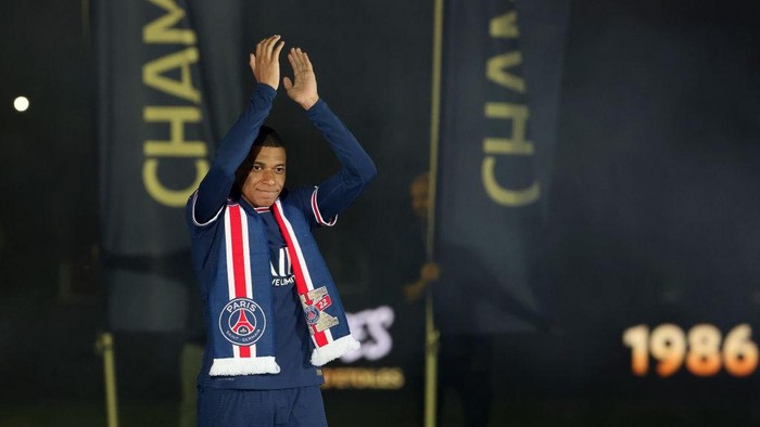 PARIS, FRANCE - MAY 21: Kylian Mbappe of PSG during the French Ligue 1 trophy presentation following the Ligue 1 Uber Eats match between Paris Saint-Germain (PSG) and FC Metz at Parc des Princes stadium on May 21, 2022 in Paris, France. (Photo by John Berry/Getty Images)