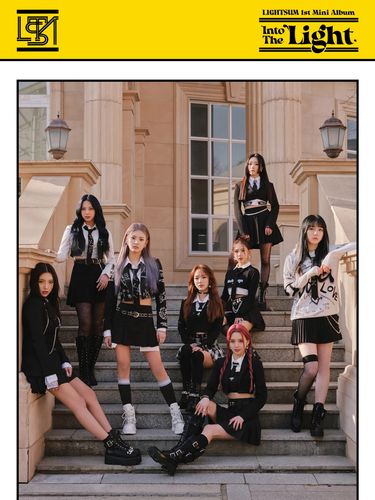 Potret LIGHTSUM dalam foto konsep album Into the Light/