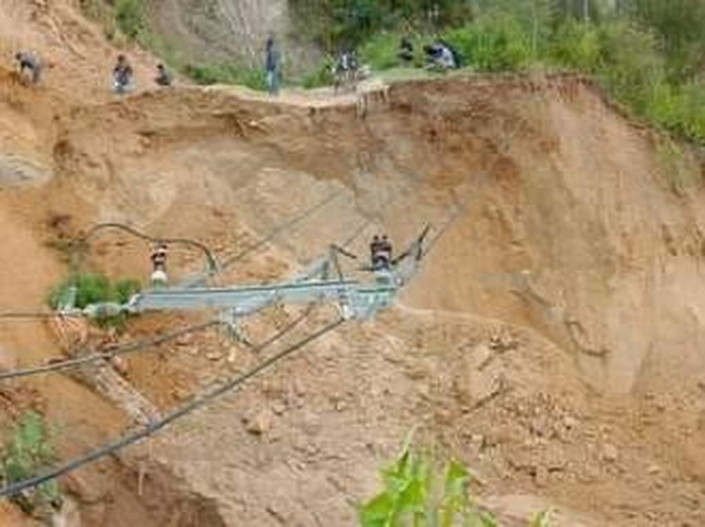 Longsor Terjang Toraja, Jalan Poros ke Mamasa Sulbar Terputus