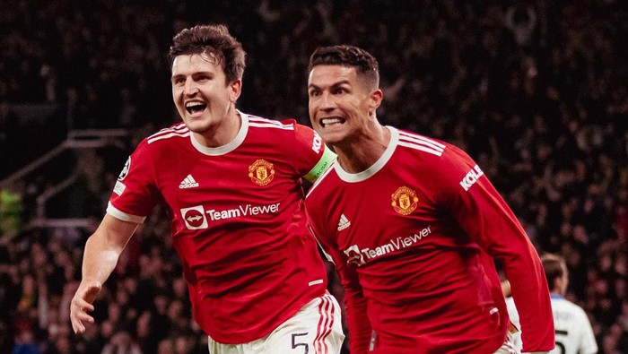 Maguire Ronaldo MANCHESTER, ENGLAND - OCTOBER 20: Cristiano Ronaldo of Manchester United celebrates scoring their third goal during the UEFA Champions League group F match between Manchester United and Atalanta at Old Trafford on October 20, 2021 in Manchester, England. (Photo by Ash Donelon/Manchester United via Getty Images)