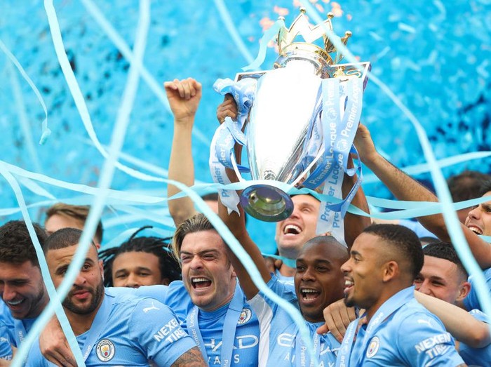 MANCHESTER, ENGLAND - MAY 22: Fernandinho of Manchester City lifts the Premier League trophy following the Premier League match between Manchester City and Aston Villa at Etihad Stadium on May 22, 2022 in Manchester, England. (Photo by James Gill - Danehouse/Getty Images)