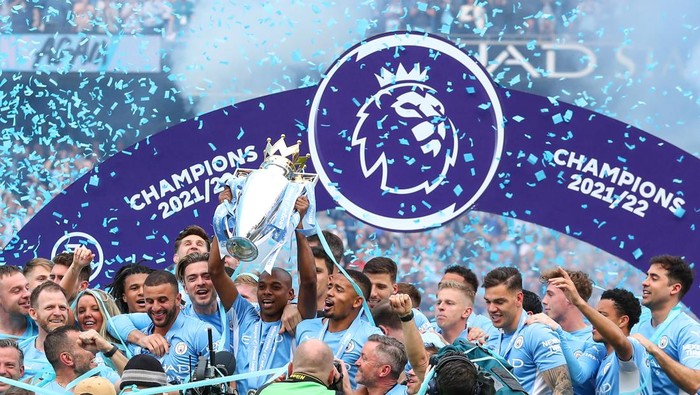 MANCHESTER, ENGLAND - MAY 22: Fernandinho of Manchester City celebrates winning the Premier League by lifting the trophy with his team mates during the Premier League match between Manchester City and Aston Villa at Etihad Stadium on May 22, 2022 in Manchester, United Kingdom. (Photo by Robbie Jay Barratt - AMA/Getty Images)