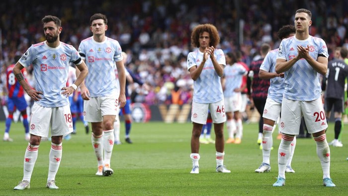 Manchester United players clap for the crowd after their loss in the English Premier League soccer match against Crystal Palace at Selhurst Park stadium in London, Sunday, May 22, 2022. (AP Photo/Ian Walton)