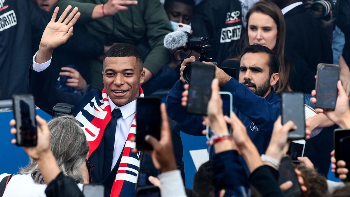 Kylian Mbappe bertahan di PSG bukan karena uang. (Foto: AFP via Getty Images/FRANCK FIFE)