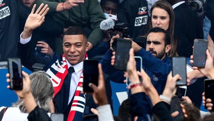 Paris Saint-Germains French forward Kylian Mbappe is cheered by supporters outside the Parc des Princes stadium in Paris on May 23, 2022, two days after the club won the Ligue 1 title for a record-equalling tenth time and its superstar striker Mbappe chose to sign a new contract until 2025 at PSG rather than join Real Madrid. (Photo by FRANCK FIFE / AFP) (Photo by FRANCK FIFE/AFP via Getty Images)