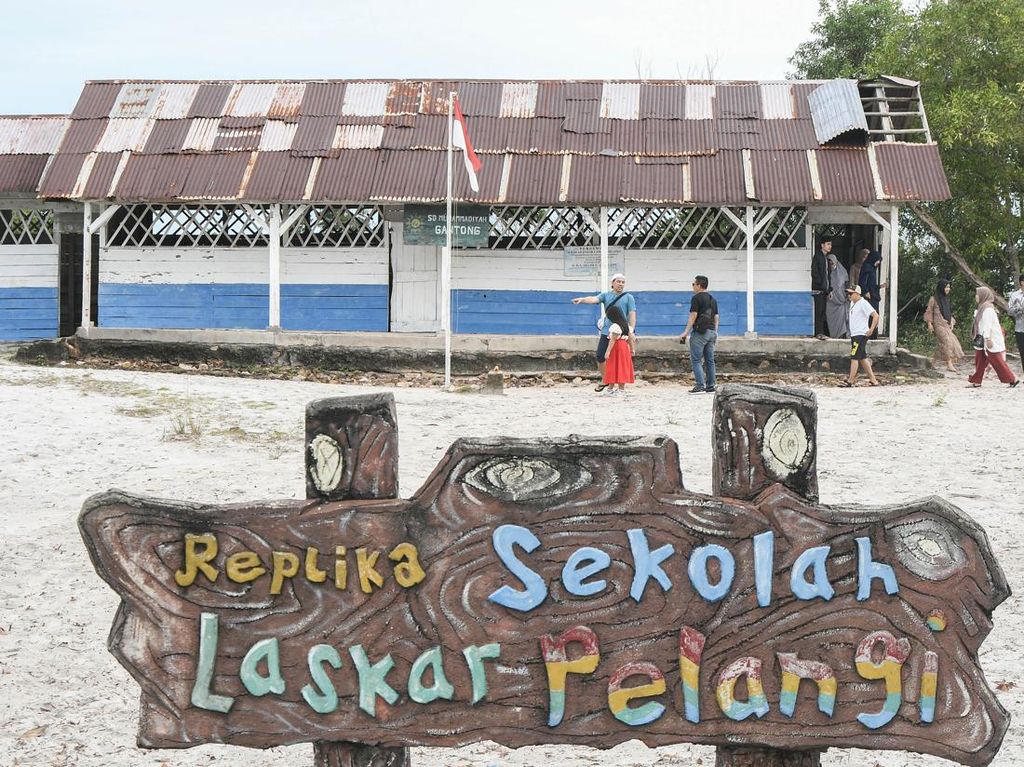 Lihat dari Dekat Replika Sekolah Laskar Pelangi di Belitung